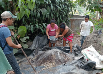 Familias de Escuintla aprenden a elaborar abono orgánico bocashi