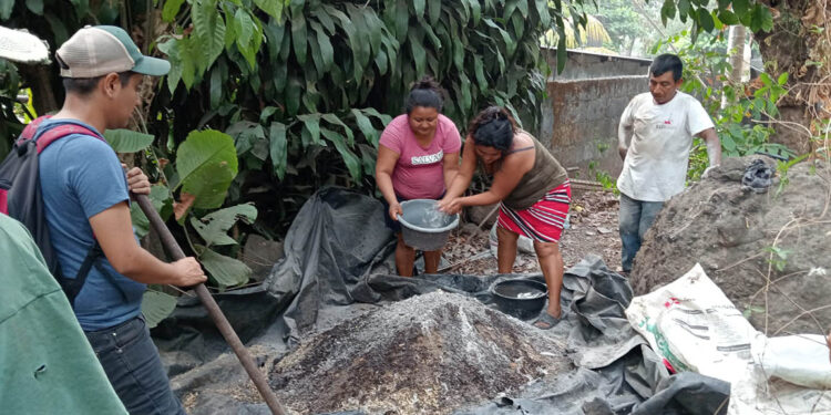 Familias de Escuintla aprenden a elaborar abono orgánico bocashi