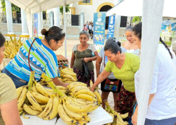 Guazacapán se une al color y sabor de la Feria del Agricultor