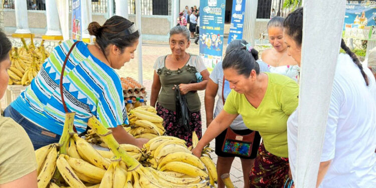 Guazacapán se une al color y sabor de la Feria del Agricultor
