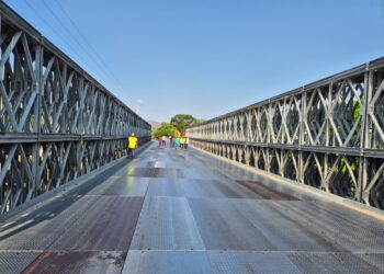 Reemplazan planchas del puente Santiago en la CA-09 Norte