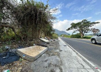 COVIAL limpia cunetas y tuberías para garantizar rutas seguras