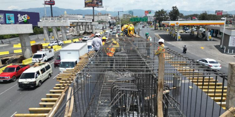 Fundición de vigas avanza en paso a desnivel de la Roosevelt