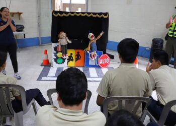 Teatrino de PROVIAL enseña a niños la importancia de la seguridad vial y el respeto a las normas de tránsito