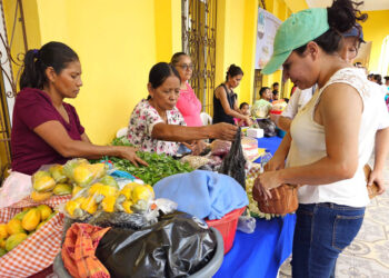Productos de la canasta básica a precio de feria en San Agustín Acasaguastlán