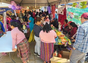 Vegetales frescos son los protagonistas de la Feria del Agricultor en Totonicapán