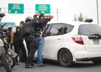 Unidades policiales ejecutan operativos contra taxis piratas en ciudad capital