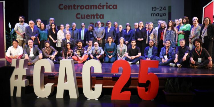 Gran gala de inauguración de Centroamérica Cuenta en el Teatro Lux
