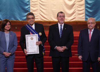 Arévalo entrega Orden de los Cinco Volcanes a Sergio Ramírez Mercado