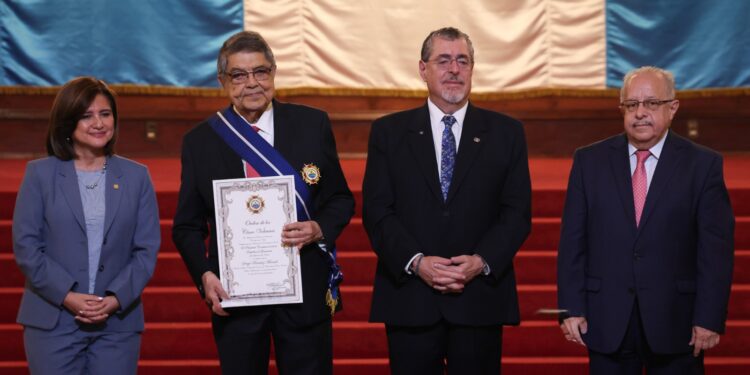 Arévalo entrega Orden de los Cinco Volcanes a Sergio Ramírez Mercado