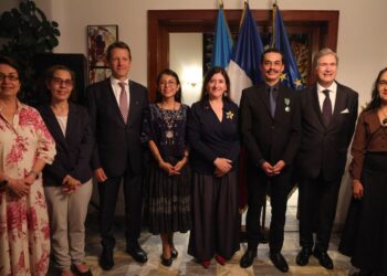 Willy Posadas recibió la Orden de las Artes y Letras de Francia en reconocimiento a su labor cultural en Guatemala