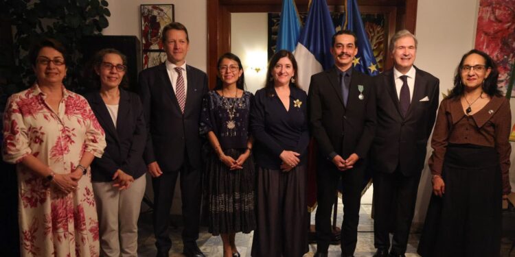 Willy Posadas recibió la Orden de las Artes y Letras de Francia en reconocimiento a su labor cultural en Guatemala