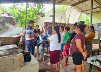 Agricultores aprenden a combatir hongos en frutales y hortalizas