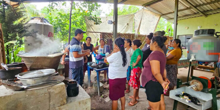Agricultores aprenden a combatir hongos en frutales y hortalizas