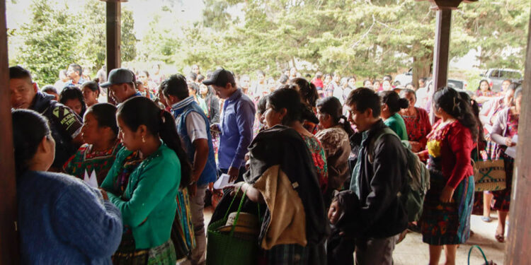 Agricultores de Chimaltenango reciben semillas y herramientas