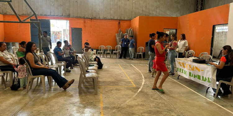 Capacitan a madres de familia para establecer huertos familiares