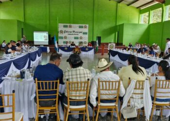 Capacitan y entregan botiquines para combatir gusano barrenador en Santa Rosa