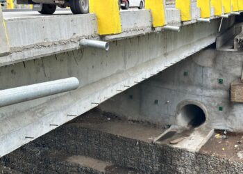 Continúan obras de desfogue pluvial tras habilitación de puente en Villa Nueva