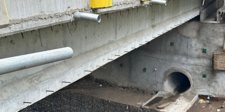 Continúan obras de desfogue pluvial tras habilitación de puente en Villa Nueva