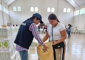 Comunidades reciben alimentos como incentivo por proyectos que fortalecen su desarrollo