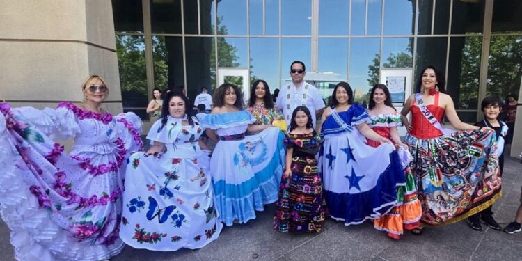 Consulado acompaña a la comunidad guatemalteca en el Desfile de las Naciones en Denver, EE. UU.