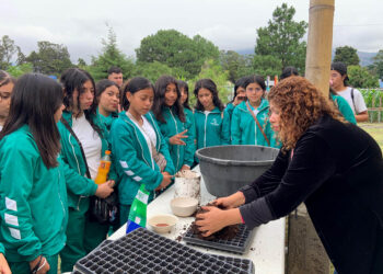 Estudiantes y docentes viven experiencia educativa en granja del MAGA