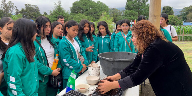 Estudiantes y docentes viven experiencia educativa en granja del MAGA