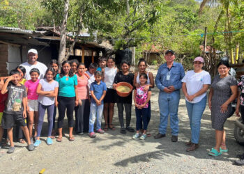 Jóvenes aprende elaboración de concentrado artesanal para aves de traspatio