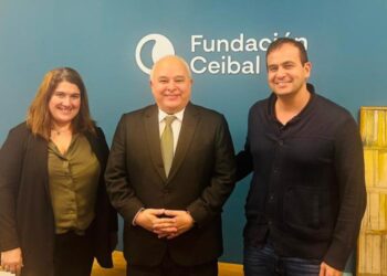 Embajada guatemalteca visita centro de innovación educativa Plan Ceibal, en Uruguay