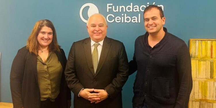 Embajada guatemalteca visita centro de innovación educativa Plan Ceibal, en Uruguay