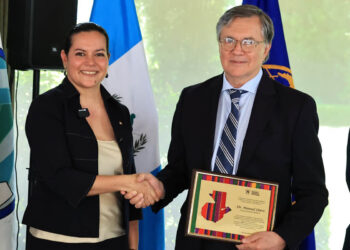 Reconocimiento al doctor Manuel Otero por su labor al frente del IICA