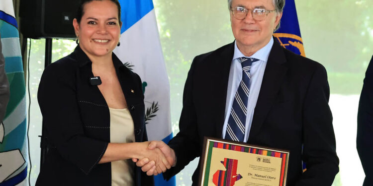 Reconocimiento al doctor Manuel Otero por su labor al frente del IICA