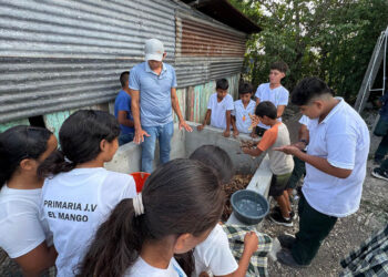 Taller de abono orgánico promueve agricultura sostenible en Santa Ana
