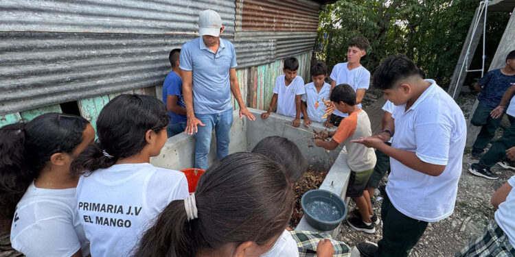 Taller de abono orgánico promueve agricultura sostenible en Santa Ana