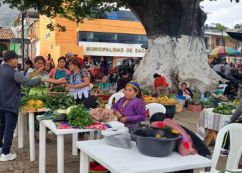 Vecinos de dos municipios de Quiché viven la Feria del Agricultor