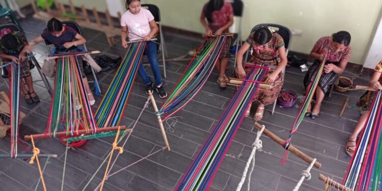 Taller telar de cintura Maya Ixil: Salvaguarda de la Indumentaria Ancestral
