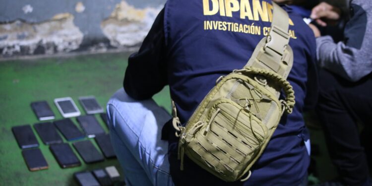 Operativos en centros carcelarios dejan incautación de ilícitos y capturas por extorsión