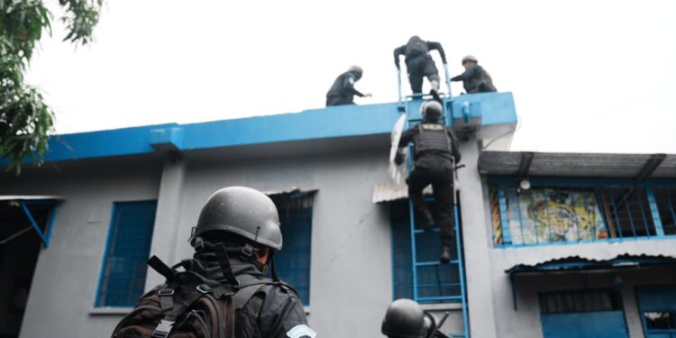 Fuerzas policiales ejecutan requisas simultáneas en centros carcelarios