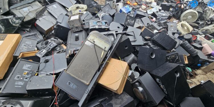 Retiran privilegios e incautan objetos prohibidos durante requisas en centros penitenciarios