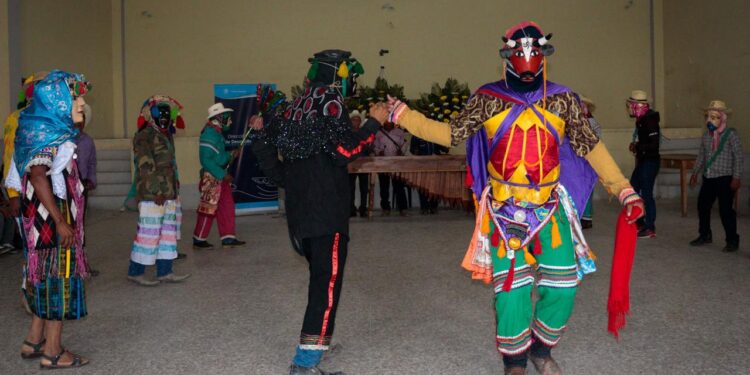 ¡Tejiendo memoria, danzando la identidad!