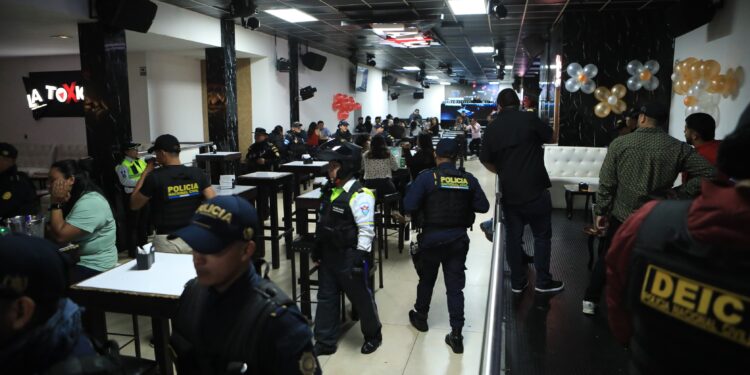 Clausuran centros nocturnos durante operativos en ciudad capital