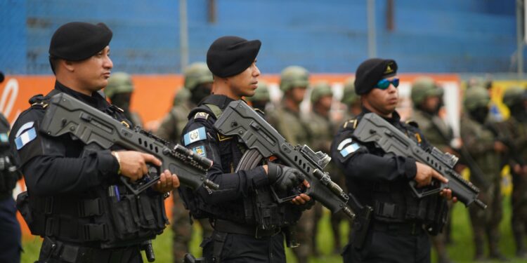Refuerzan presencia policial y militar en zona fronteriza entre Guatemala y México