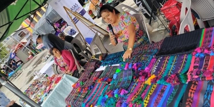 Arte y tradición se dan cita en la feria patronal de San Juan Comalapa