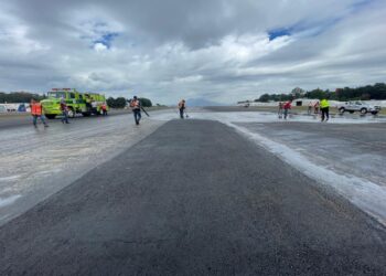 Aeropuerto Internacional La Aurora restablece vuelos tras intervención en pista principal