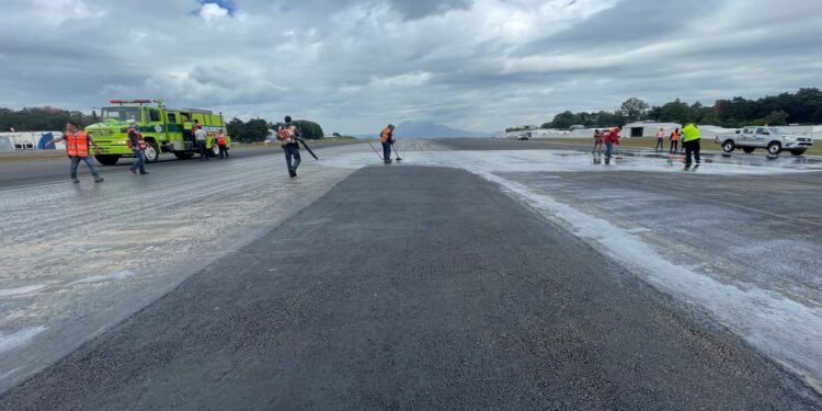 Aeropuerto Internacional La Aurora restablece vuelos tras intervención en pista principal