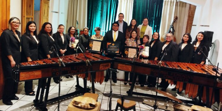 Dos integrantes de la Marimba Femenina de Concierto son nombradas “Embajadoras de Honor” en San Pedro Sacatepéquez, San Marcos