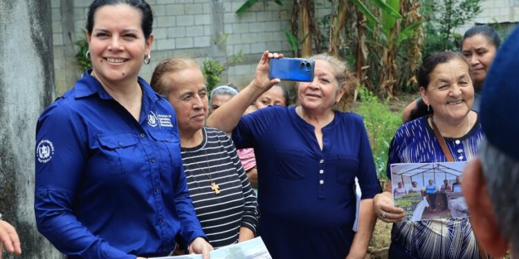 Ministra de Agricultura visita proyectos de agricultura familiar en Palencia