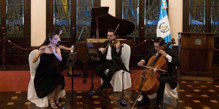 El Trío Felicitá ofrece el concierto “Dumky”