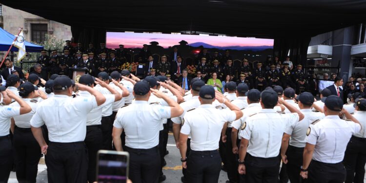 PNC conmemora 28 aniversario con desfile de honor