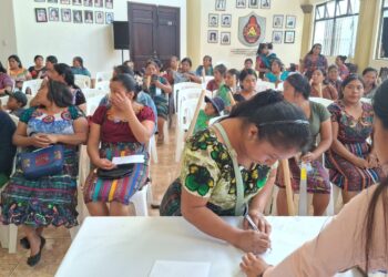 Agricultoras reciben herramientas agrícolas y semillas de hortalizas